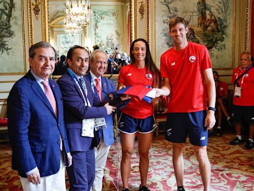 El Team Chile recibe la bandera que llevarán en la ceremonia de inauguración de París 2024 - La Tercera