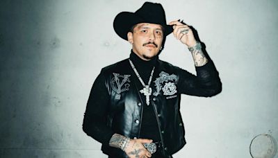 Cuánto cuestan los lujosos atuendos con los que Christian Nodal sale al escenario de sus conciertos