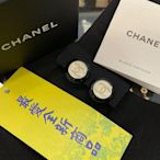 ☆最愛二手精品☆ CHANEL 全新香奈兒黑色圓形鑲白色琺瑯金色雙C LOGO 鈕釦夾式耳環 C4054 ABD154