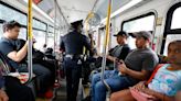 Frente a racha de violencia en el Metro: más vigilancia en autobuses y trenes - La Opinión