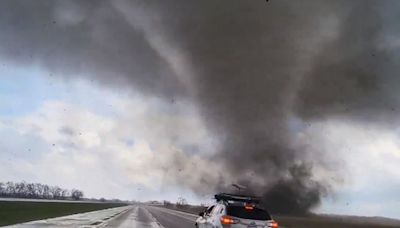 Vídeo: série de tornados atinge Estados Unidos e deixa feridos