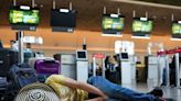 La nueva ley de Massachusetts que prohíbe a los migrantes dormir en el aeropuerto: las consecuencias de no cumplir