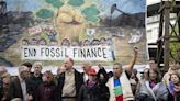 Activistas protestan contra el banco central suizo por invertir en combustibles fósiles