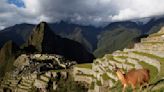 Bombeiros combatem incêndio florestal perto da cidade inca de Machu Pichu