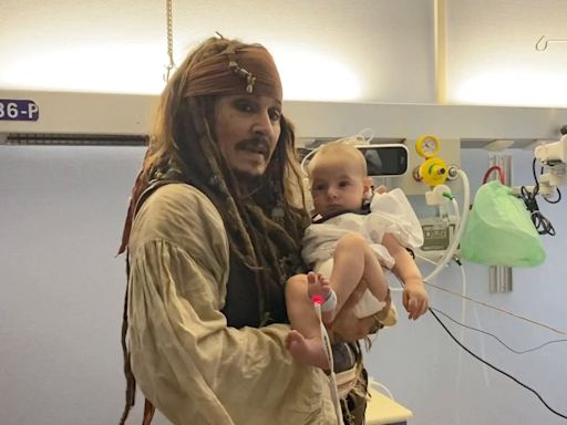 Johnny Depp lleva esperanza al Hospital Donostia vestido de Jack Sparrow durante el Festival de Cine de San Sebastián