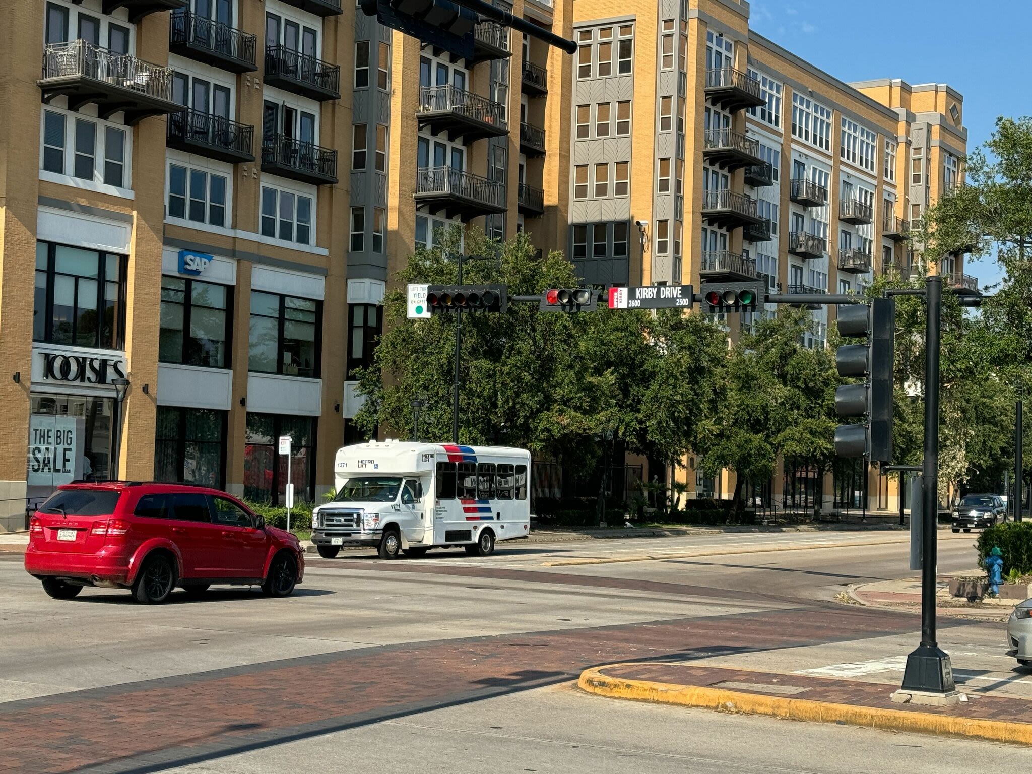 Over 1,000 Houston traffic lights still down after Beryl