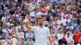 Aun sin dolor de rodilla, Djokovic sufre con su movilidad en Wimbledon antes de avanzar