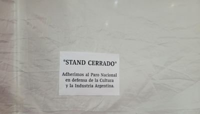 Lonas, carteles y adhesión al paro en 53 stands y actividad reducida en el resto