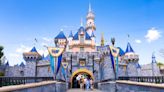 Miles de trabajadores de Disneyland votan para autorizar una huelga