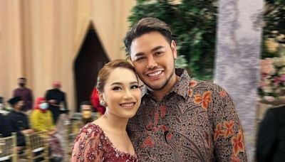 Ivan Gunawan Beri Bunga dan Semangat untuk Ayu Ting Ting