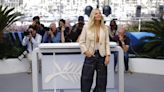 A Cannes, Sienna Miller ose le look « sagging »