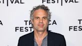 Mark Ruffalo dice que utilizó relleno en el pantalón para aumentar el tamaño de su trasero en Poor Things