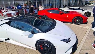 Castellammare. Supercar in mostra a Marina di Stabia