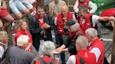 La curiosa forma con la que los fotógrafos se reparten las mejores posiciones para el encierro de San Fermín