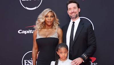 Serena Williams presenta los premios ESPY arropada por su marido y su hija de 6 años