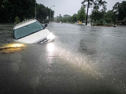 Fuertes lluvias causan inundaciones en área metropolitana de Houston; ordenan a residentes evacuar