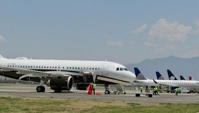 Aeropuerto de Oaxaca cierra y suspende vuelos por bloqueo de maestros de la Sección 22 del SNTE