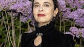 MAISON DE STARS Amélie Nothomb : Son appartement presque vide à Bruxelles où trône un canapé rose