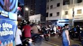Motorizados chavistas agreden a los ciudadanos que esperan el escrutinio