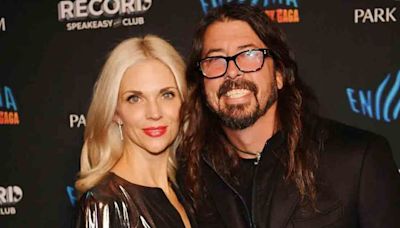 Esposa de Dave Grohl reacciona a nacimiento de bebé del cantante producto de una infidelidad