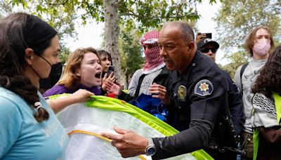 Usa, dilagano le proteste pro-Gaza: 93 arresti in un campus di Los Angeles. Biden difende la libertà di espressione