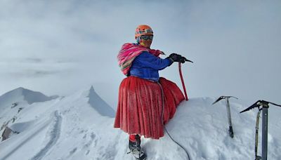 Las cholitas escaladoras de Bolivia quieren conquistar el Everest: “Hemos demostrado que podemos hacer lo mismo que los hombres”