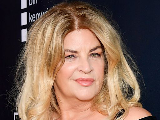 Kirstie Alley fans line up to buy her DWTS outfits and scripts at estate sale