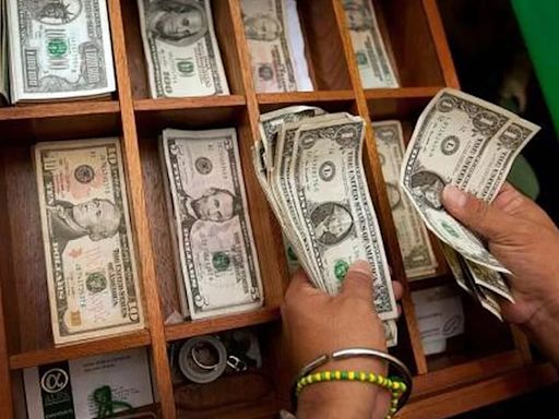 El dólar nuevamente se fortalece frente al peso y cierra al alza hoy 25 de junio