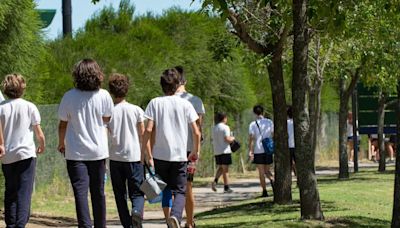 La historia detrás del niño que terminó viviendo en la escuela en la que aprendió a leer