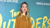 Angelina Jolie deslumbra en Broadway con un vestido diseñado por ella misma y pendientes 'vintage'