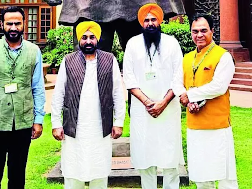 12 Punjab MPs take oath in Lok Sabha | Chandigarh News - Times of India