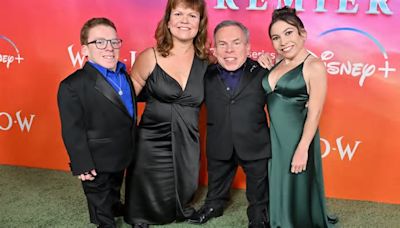 Warwick Davis, protagonista de 'Willow', llora la muerte de su esposa Samantha: "Extraño sus abrazos"