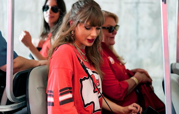 Fans Begging Taylor Swift to Make Wardrobe Change for Chiefs Game