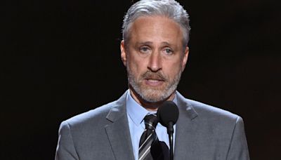 Jon Stewart’s Stunned Reaction At New York Knicks Game Is An Instant Meme