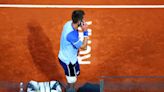 Una tapa, un celular e infinidad de warnings: Djokovic presenció las locuras de Moutet