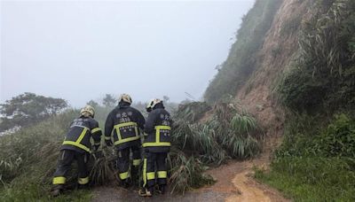 瑞芳本山地質公園「土石崩落」遊客慘受困 道路受阻待搶通