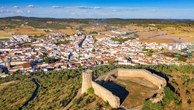 Por la Sierra Norte de Sevilla entre castillos medievales, 10 pueblos con encanto, viejas minas y dehesas
