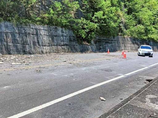 臺東市194縣道驚險一刻 落石砸中車輛 警方迅速處理 | 蕃新聞