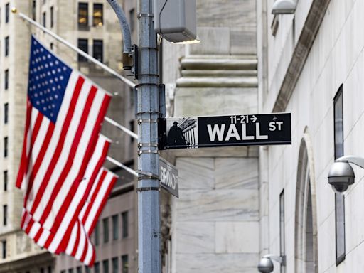 Wall Street cierra en verde una sesión histórica para Amazon