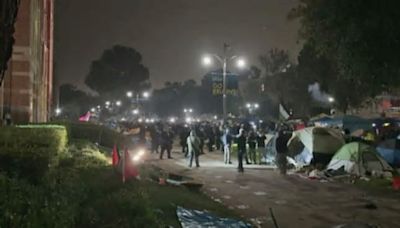 Irruzione della polizia alla Ucla di Los Angeles: agenti smantellano le barricate e utilizzano granate stordenti – Video
