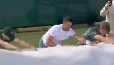 Video: Djokovic dio dos manos para sacar la lona