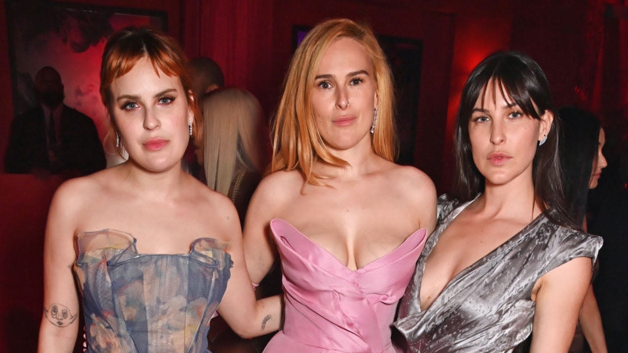 Rumer Willis Poses in Matching Swimsuit With Daughter and Sisters
