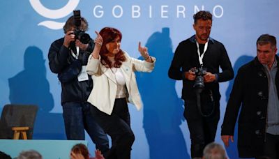 Reaparición pública de Cristina Kirchner abre intenso cruce con Javier Milei - La Tercera