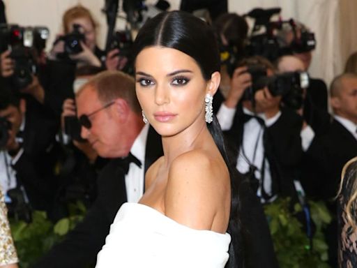 Kendall Jenner se deja ver al natural y sin filtros mientras comparte sus secretos de belleza para una piel radiante - La Opinión