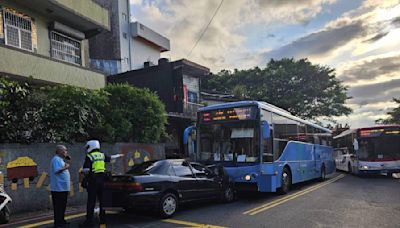 轎車對撞公車釀6傷 九份假日車流「紫爆」 - 新聞