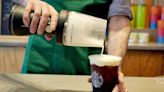 ¿40 minutos de espera por un café? A Starbucks ‘se le corta la leche’ por falta de personal