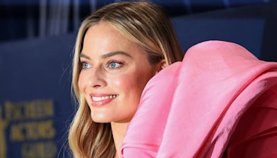 Embarazadísima: Margot Robbie apareció en Wimbledon con un elegante look a lunares