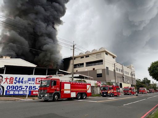 快訊/大發工業區「電路板工廠大火」爆炸聲頻傳 惡臭黑煙沖天