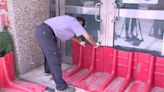 憂開學颱風攪局 北市國小防颱堆沙包、架擋水板