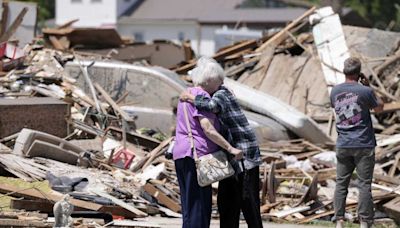 Iowa residents clean up tornado damage